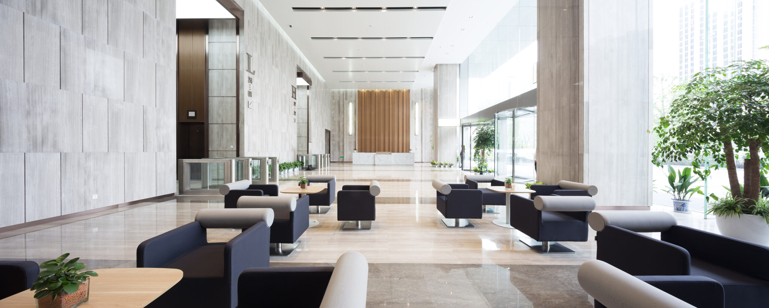 refrigeración industrial, climatización calefacción y aire acondicionado central con chiller y fancoils en amplia oficina u hotel en Córdoba