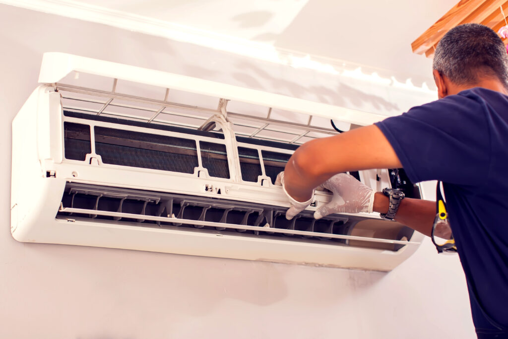 Técnico de Climática SRL realizando reparación mantenimiento y service a aire acondicionado split en vivienda familiar, comercio u oficina en Córdoba